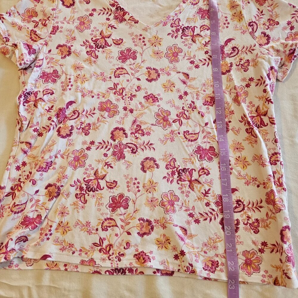 Basic Edition Top Pink Flowers - Picture 2 of 6